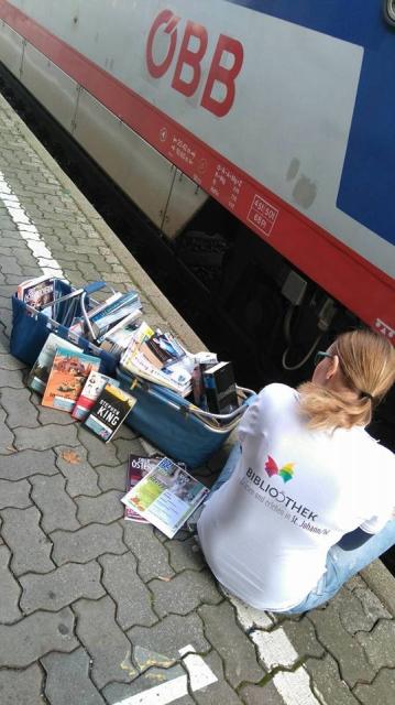 Bücher fahren Zug